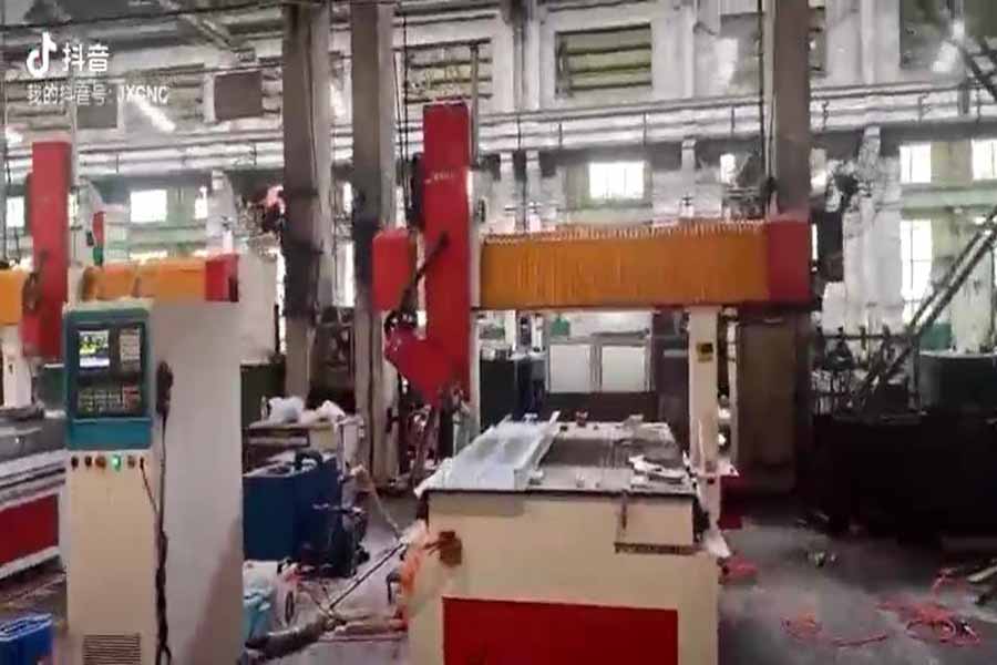 廣東復合材料加工中心設備調(diào)試正常運行中